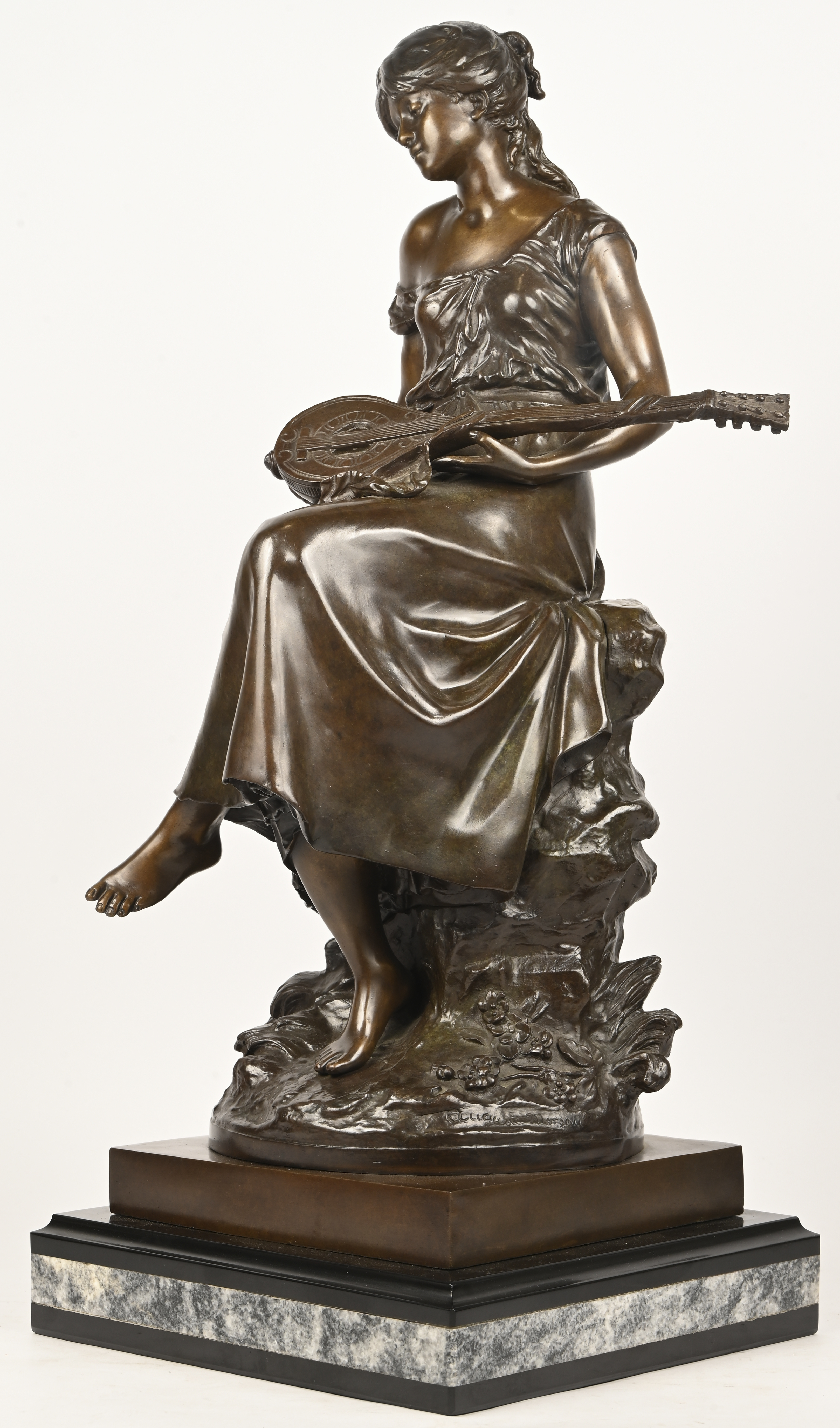 “Jonge vrouw met luit”, een bronzen beeld op marmeren sokkel naar Auguste Moreau. Draagt handtekening “Jonge vrouw met luit”, een bronzen beeld op marmeren sokkel naar Auguste Moreau. Draagt handtekening.