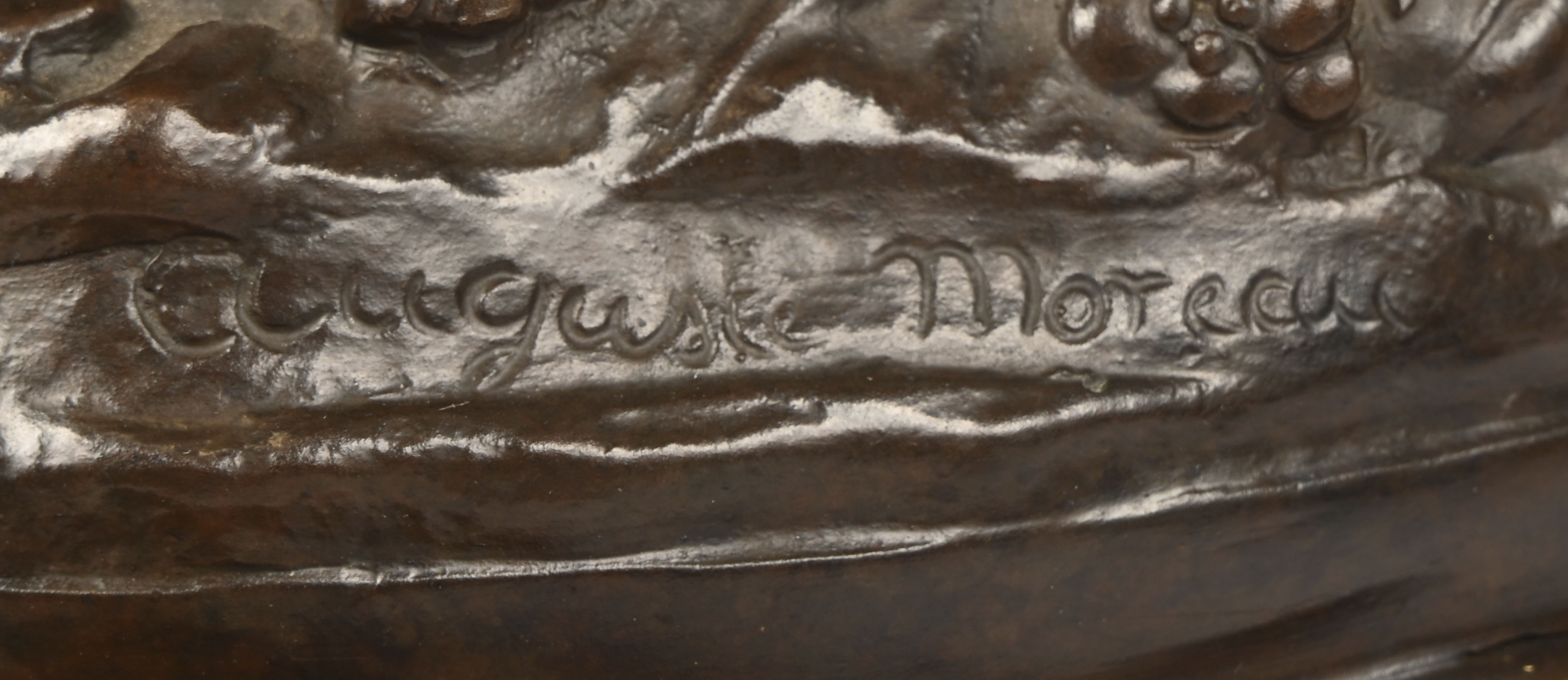 “Jonge vrouw met luit”, een bronzen beeld op marmeren sokkel naar Auguste Moreau. Draagt handtekening “Jonge vrouw met luit”, een bronzen beeld op marmeren sokkel naar Auguste Moreau. Draagt handtekening.