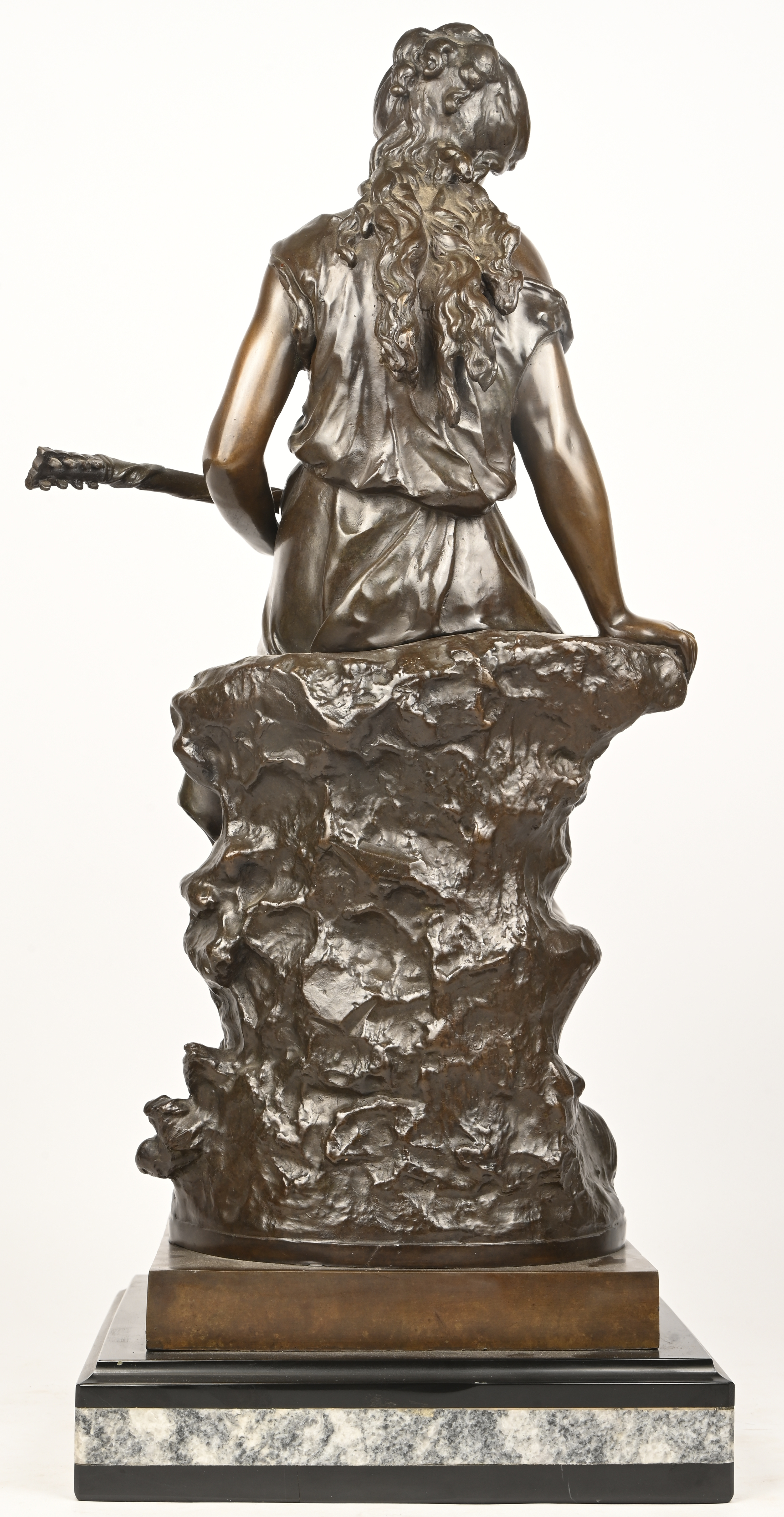 “Jonge vrouw met luit”, een bronzen beeld op marmeren sokkel naar Auguste Moreau. Draagt handtekening “Jonge vrouw met luit”, een bronzen beeld op marmeren sokkel naar Auguste Moreau. Draagt handtekening.