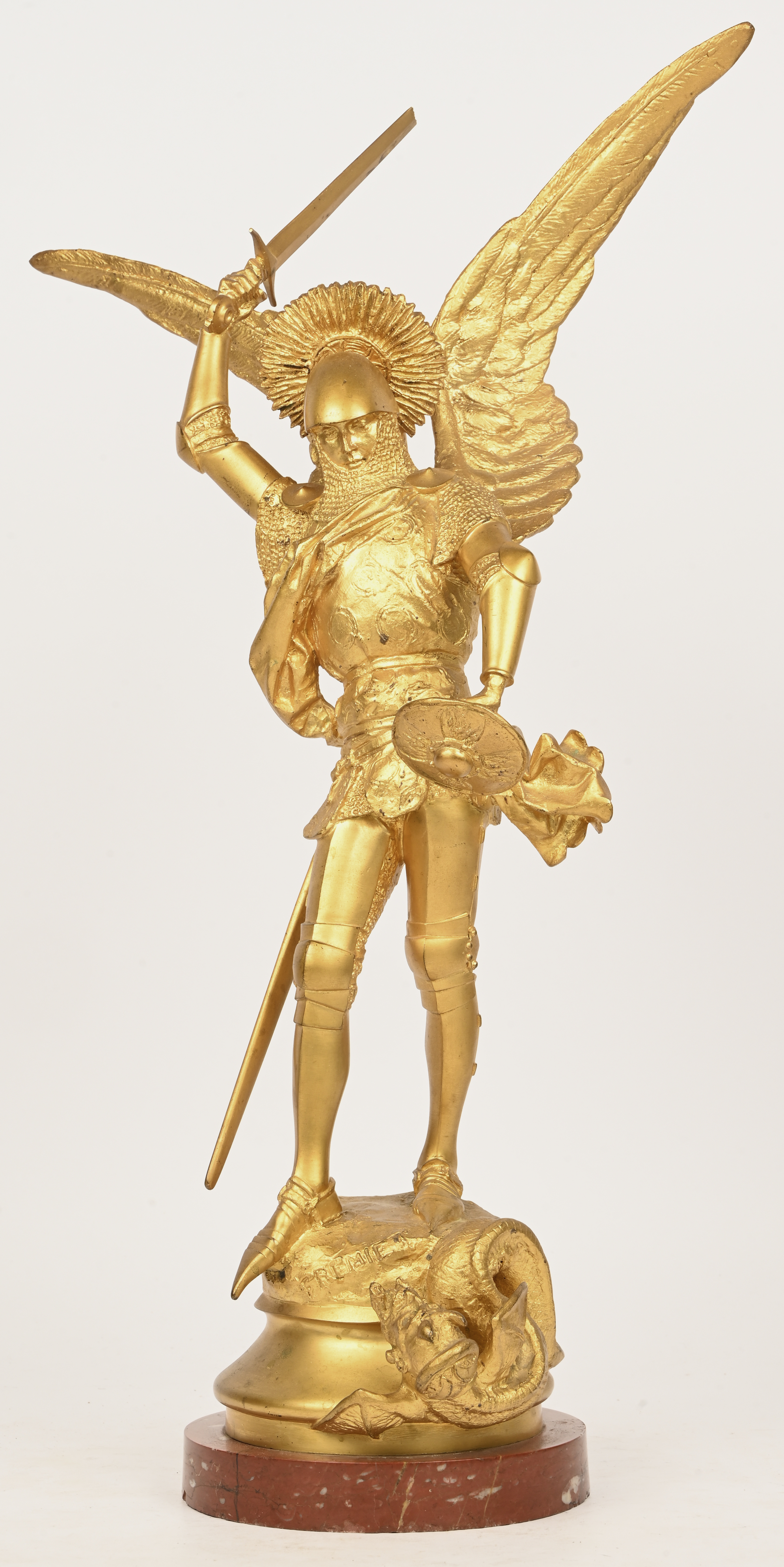 “Aartsengel Michaël verslaat de draak”, een verguld metalen beeld op marmeren sokkel, naar Emmanuel Frémiet. Het zwaard met punt manco. Draagt handtekening “Aartsengel Michaël verslaat de draak”, een verguld metalen beeld op marmeren sokkel, naar Emmanuel Frémiet. Het zwaard met punt manco. Draagt handtekening.