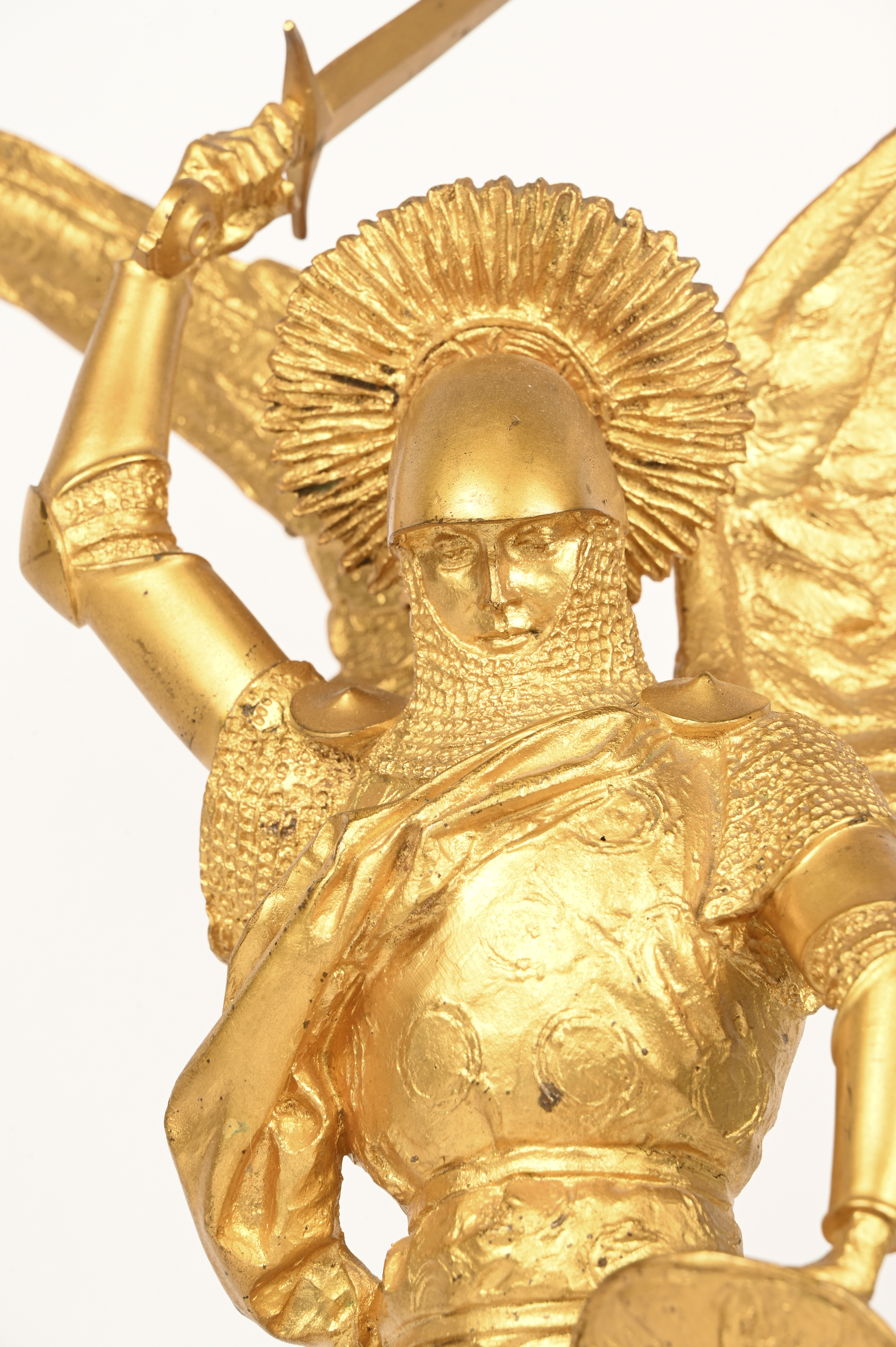 “Aartsengel Michaël verslaat de draak”, een verguld metalen beeld op marmeren sokkel, naar Emmanuel Frémiet. Het zwaard met punt manco. Draagt handtekening “Aartsengel Michaël verslaat de draak”, een verguld metalen beeld op marmeren sokkel, naar Emmanuel Frémiet. Het zwaard met punt manco. Draagt handtekening.