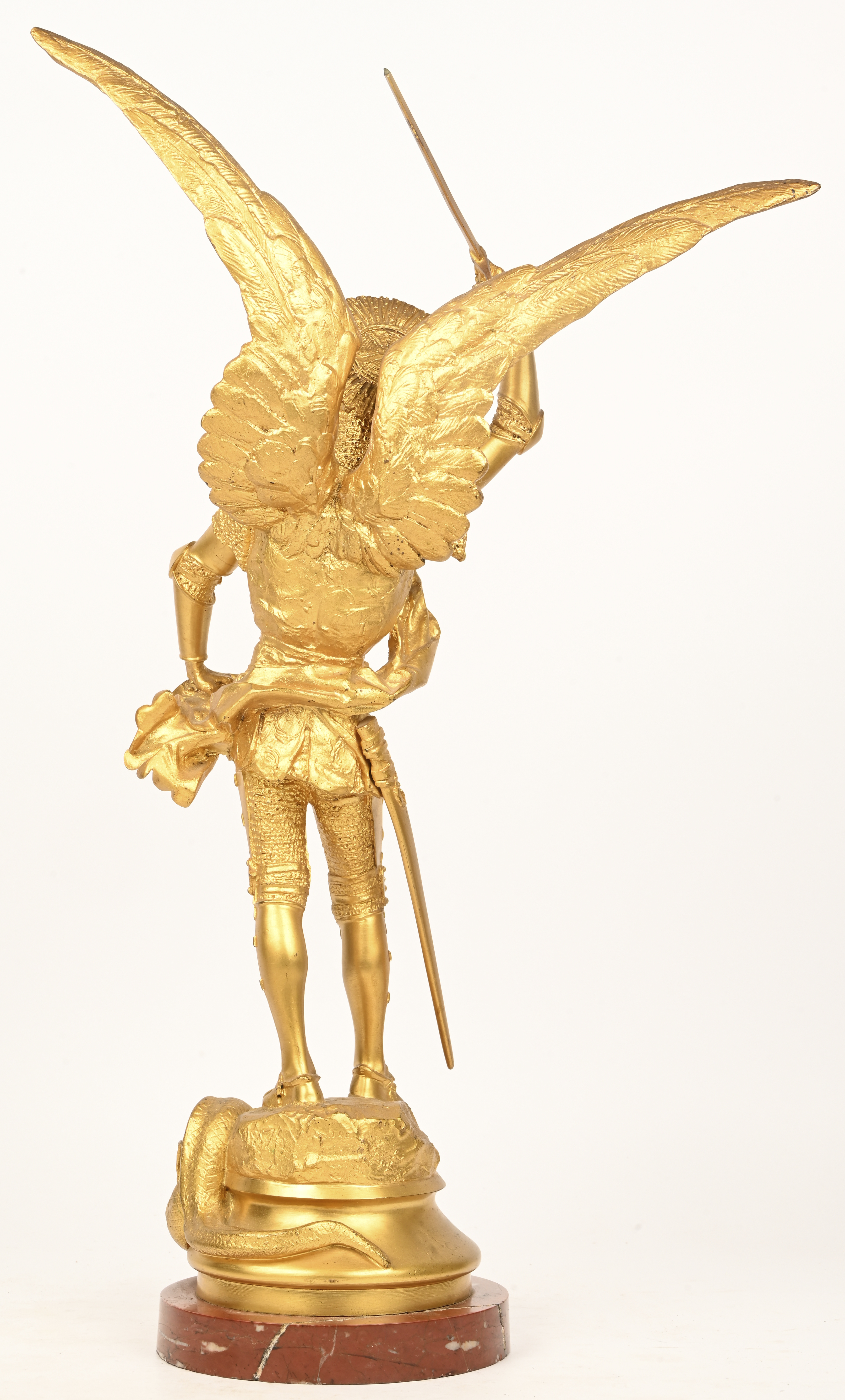 “Aartsengel Michaël verslaat de draak”, een verguld metalen beeld op marmeren sokkel, naar Emmanuel Frémiet. Het zwaard met punt manco. Draagt handtekening “Aartsengel Michaël verslaat de draak”, een verguld metalen beeld op marmeren sokkel, naar Emmanuel Frémiet. Het zwaard met punt manco. Draagt handtekening.