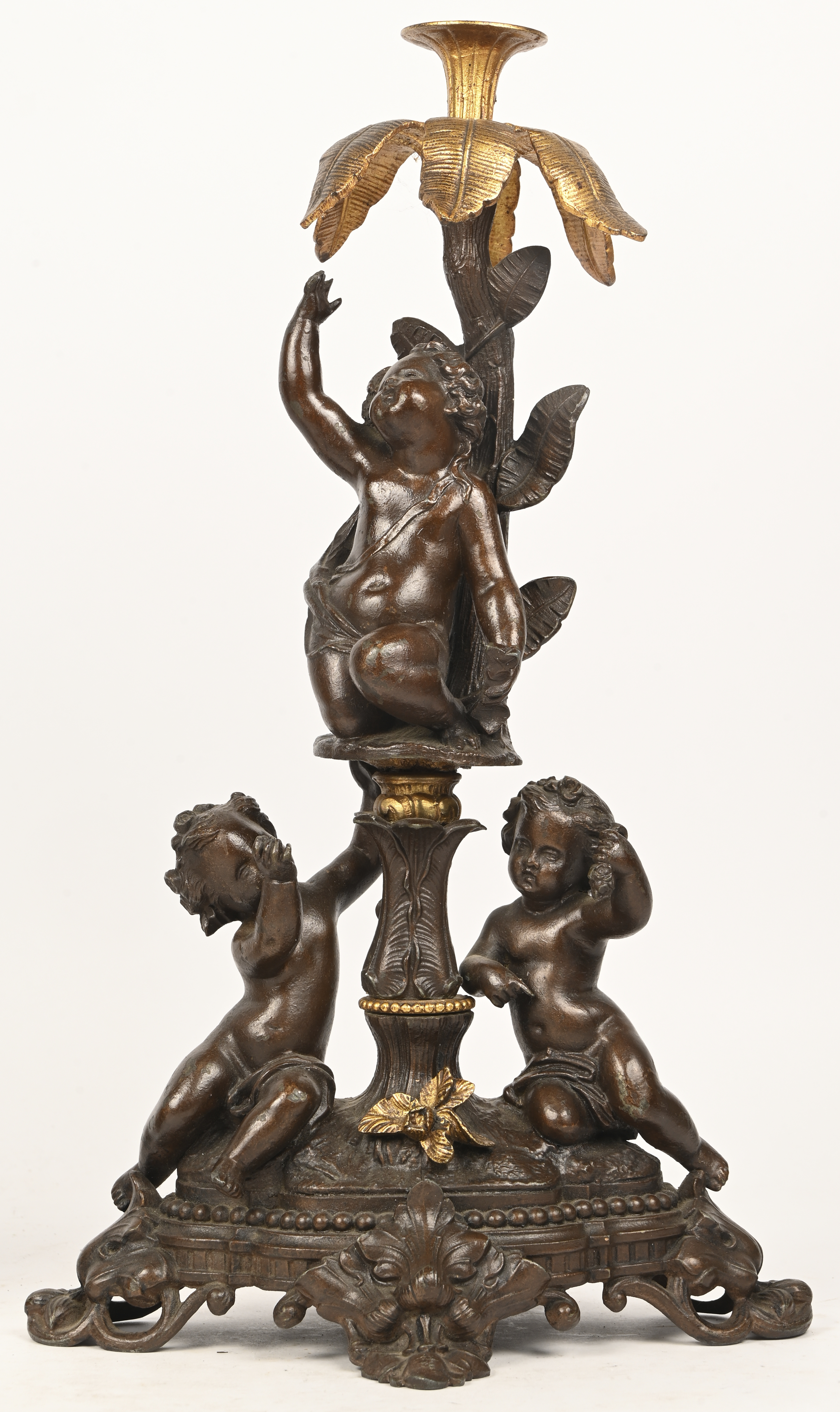 Een set van 2 zamakken kandelaars met elks 3 putti Een set van 2 zamakken kandelaars met elks 3 putti.