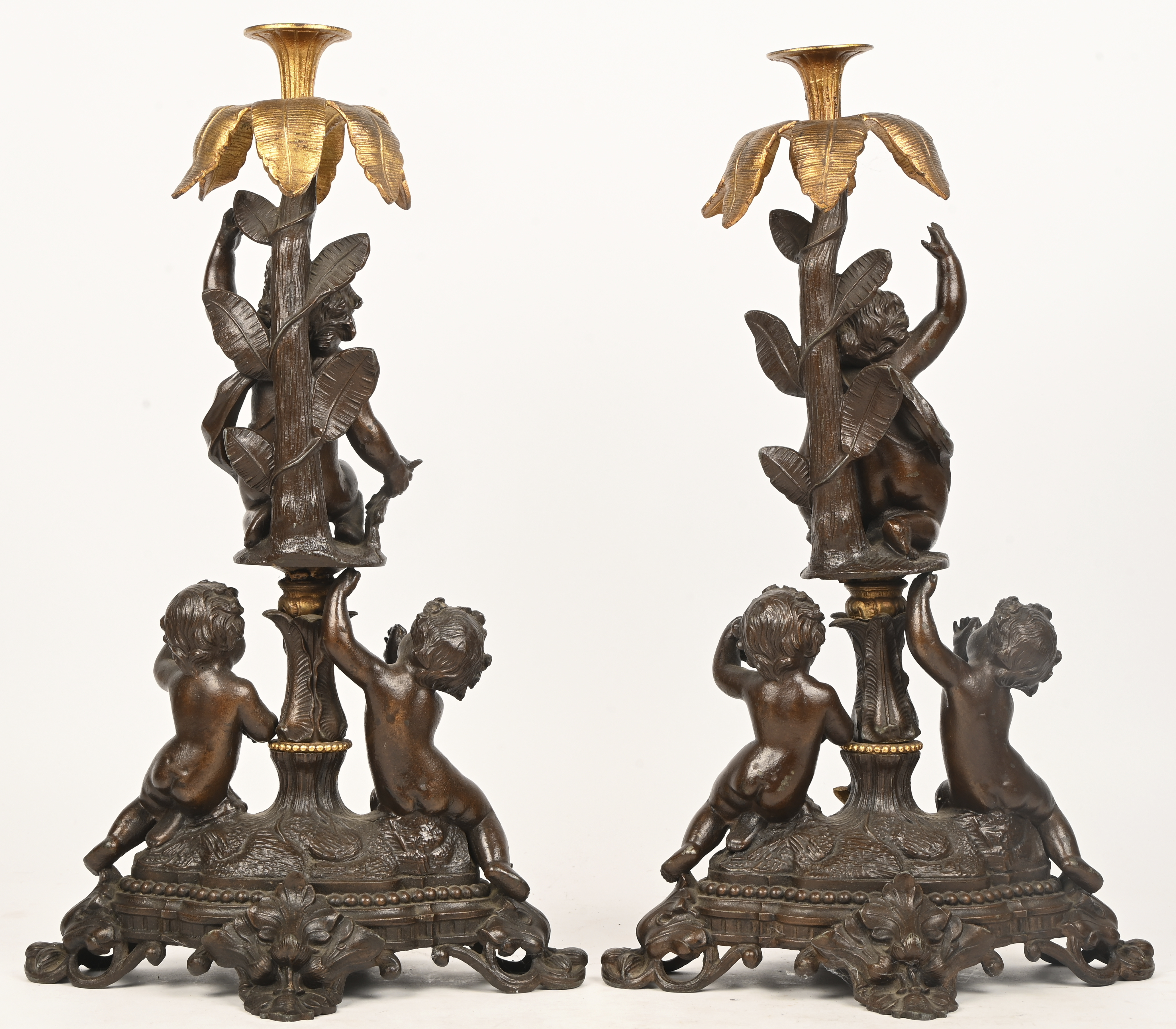Een set van 2 zamakken kandelaars met elks 3 putti Een set van 2 zamakken kandelaars met elks 3 putti.