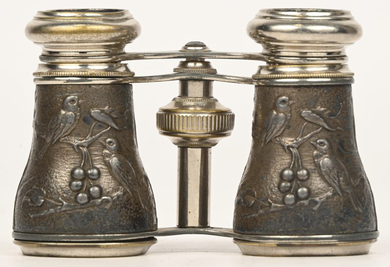 Een verzilverd metalen toneelkijker, gemerkt Chevalier Paris.