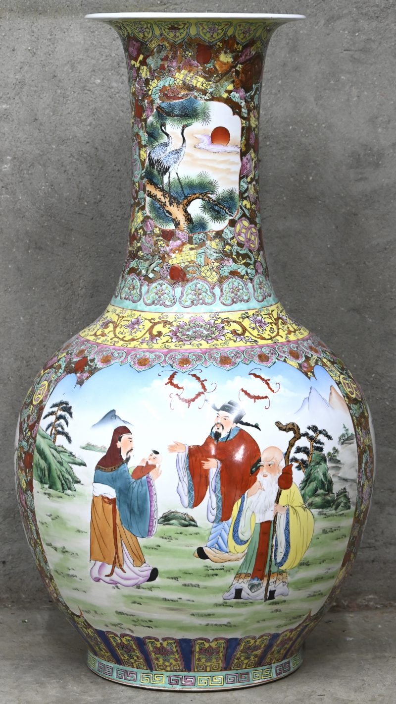 Een grote balustervaas van meerkleurig Chinees porselein, famille rose.