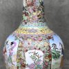 Een grote balustervaas van meerkleurig Chinees porselein, famille rose.
