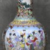 Een grote balustervaas van meerkleurig Chinees porselein, famille rose.