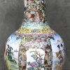 Een grote balustervaas van meerkleurig Chinees porselein, famille rose.