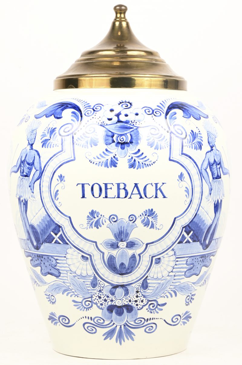 Een grote tabakspot van blauw-wit Delfts porselein. Gemerkt; Goedewaagen, Holland.