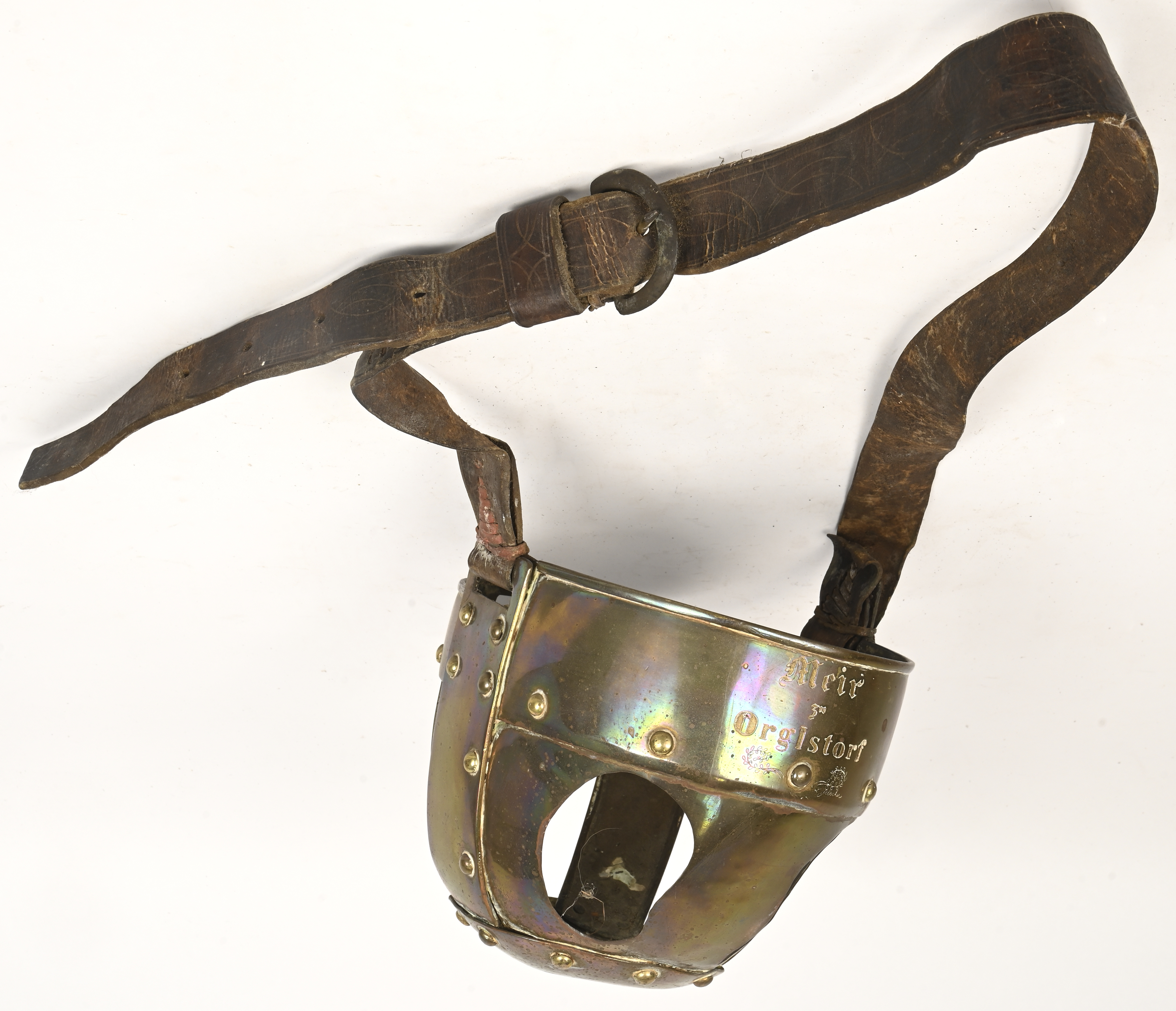 Een antieke koperen paardenmuilkorf met lederen riem. Draagt de inscriptie; Meir Zu Orglstorf Een antieke koperen paardenmuilkorf met lederen riem. Draagt de inscriptie; Meir Zu Orglstorf.