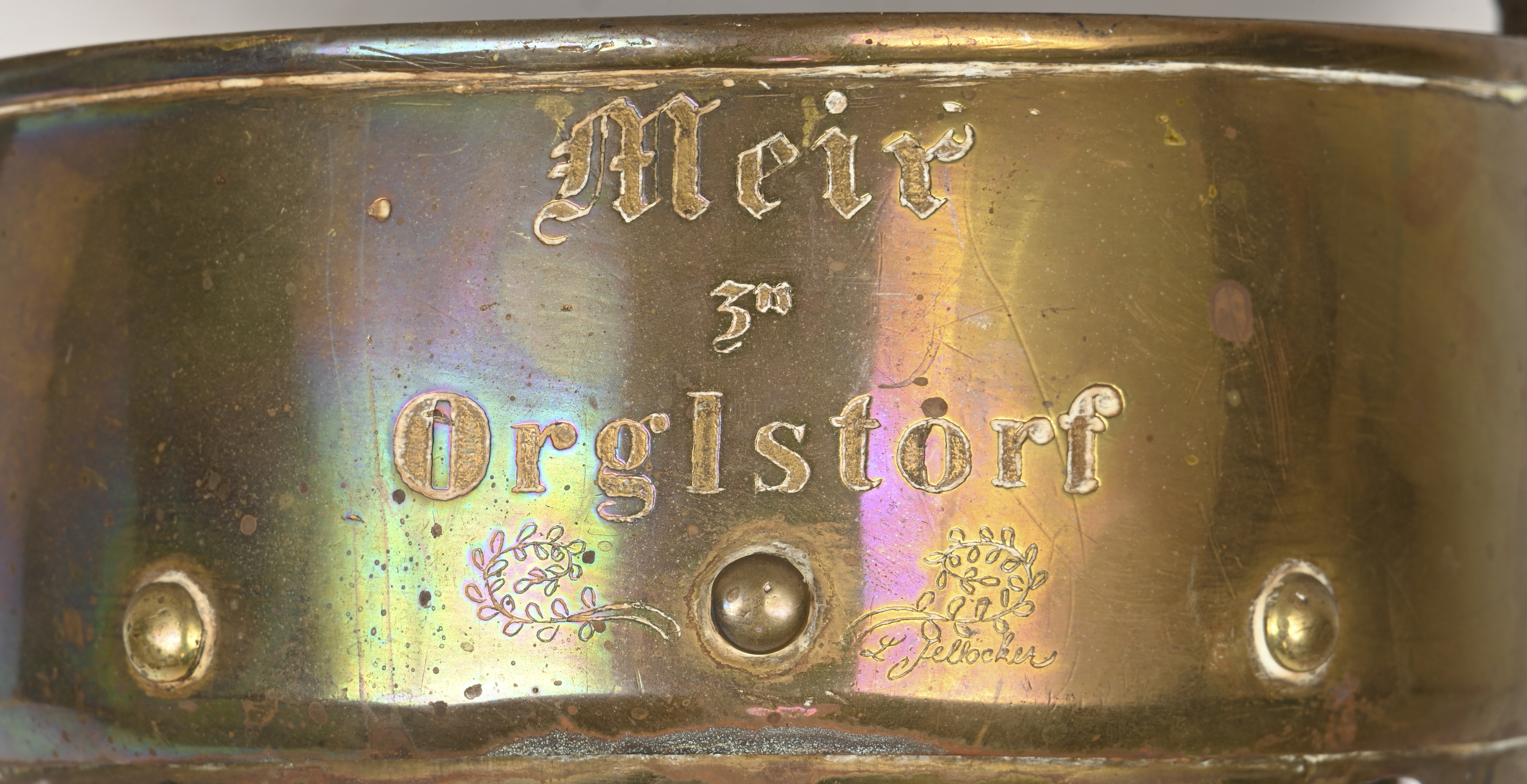 Een antieke koperen paardenmuilkorf met lederen riem. Draagt de inscriptie; Meir Zu Orglstorf Een antieke koperen paardenmuilkorf met lederen riem. Draagt de inscriptie; Meir Zu Orglstorf.