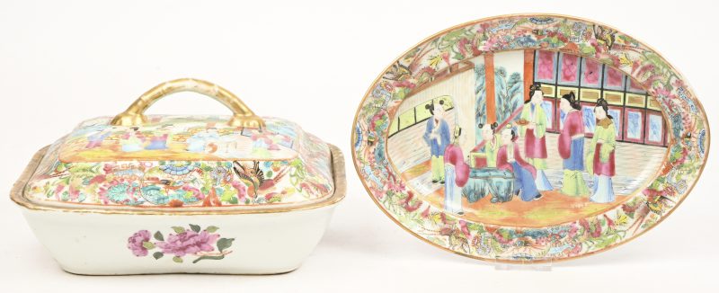 Een schaaltje en een terrine van meerkleurig Chinees aardewerk. Met een decor van personages aan het hof. Niet gemerkt.