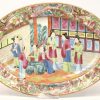 Een schaaltje en een terrine van meerkleurig Chinees aardewerk. Met een decor van personages aan het hof. Niet gemerkt.