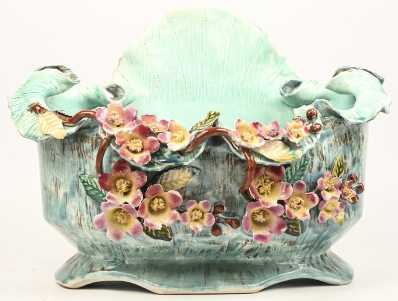 Een Franse aardewerken barbotine jardinière met floraal decor, gemerkt.