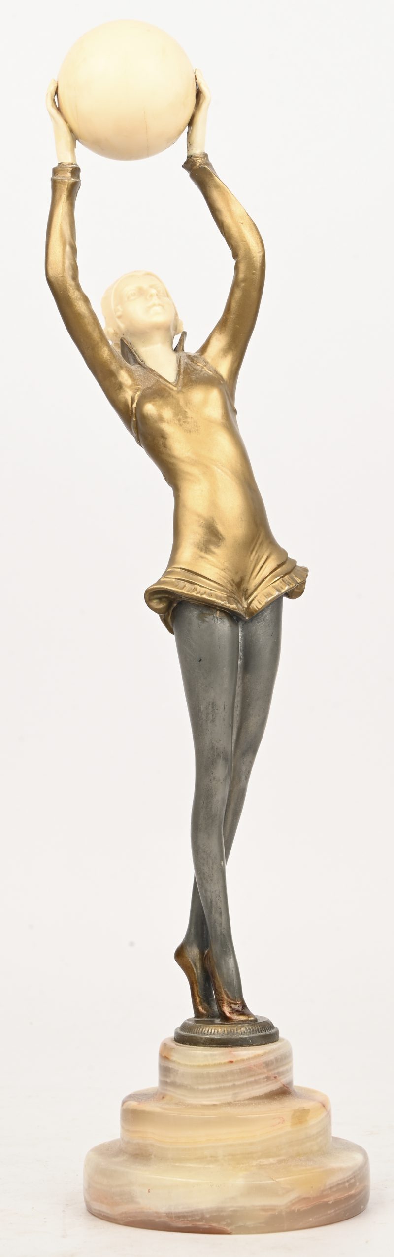 “Danseres met bal”. Een art deco beeldje van verguld brons en celluloid op onyxen voetstuk.
