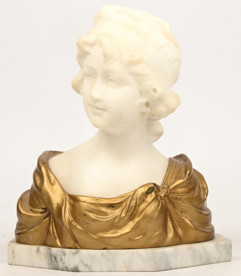 Een buste van een jongedame, marmer en verguld brons, gesigneerd G. V. Vaerenbergh. Circa 1900.