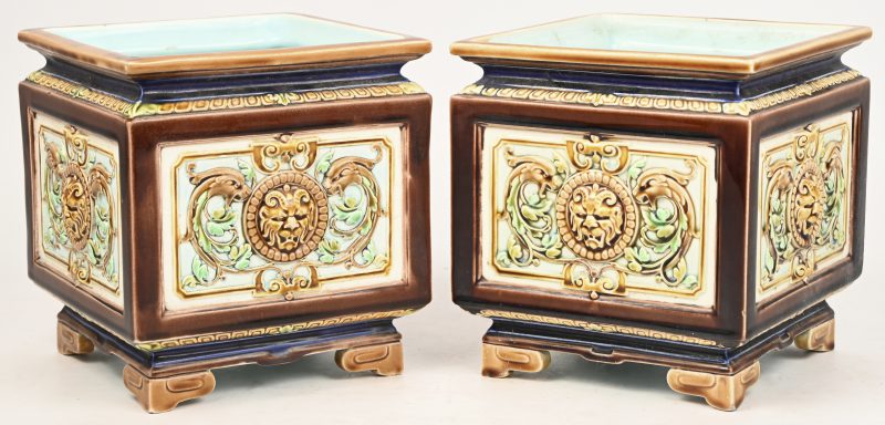 Een set meerkleurig geglazuurde aardewerk jardinières, gemerkt Sarreguémines.