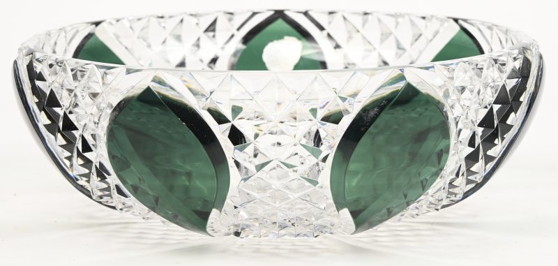 Een geslepen kristallen coupe, groen in de massa gekleurd, gemerkt.