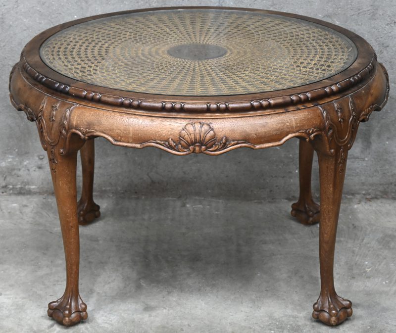 Een salontafel in Louis XV stijl, gesculpteerde delen, cannage en glazen blad.