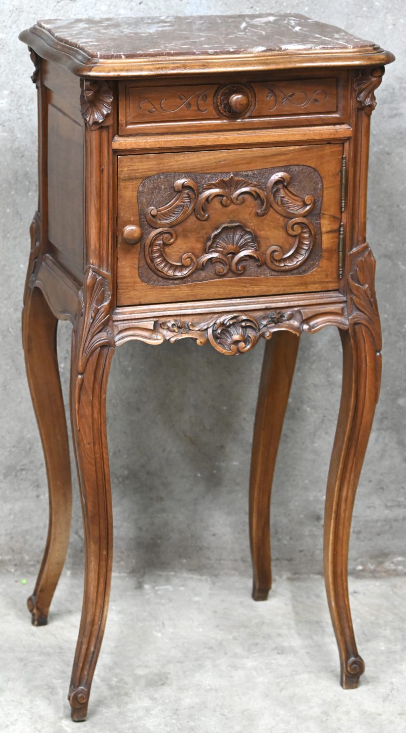 Een nachtkastje/toiletkastje, Louis XV stijl, marmeren blad en marmeren inzet in het kastje.