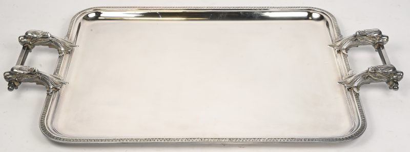 Een verzilverd metalen dienblad, drakenkoppen aan de handvatten, gemerkt Wiskemann.