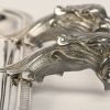 Een verzilverd metalen dienblad, drakenkoppen aan de handvatten, gemerkt Wiskemann.