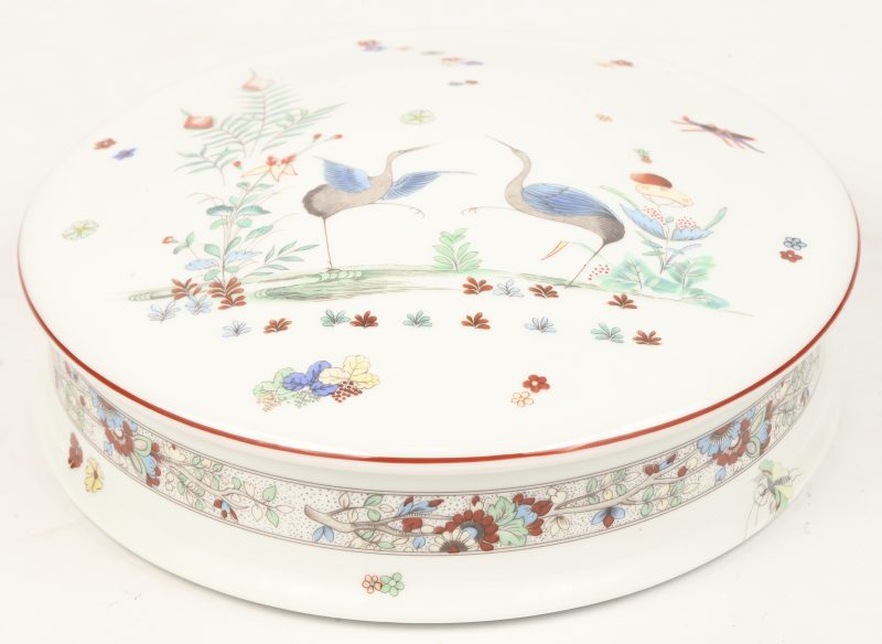Een schaaltje met deksel van ‘Porcelaine du Musée Condé’. Met decor; Kakiemon.