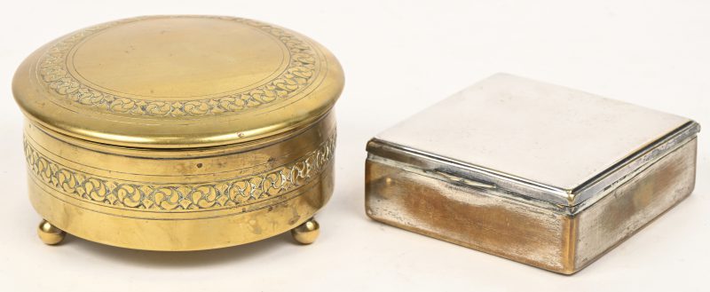 Een lot van twee kleine metalen doosjes, 1 koper en 1 verzilverd.