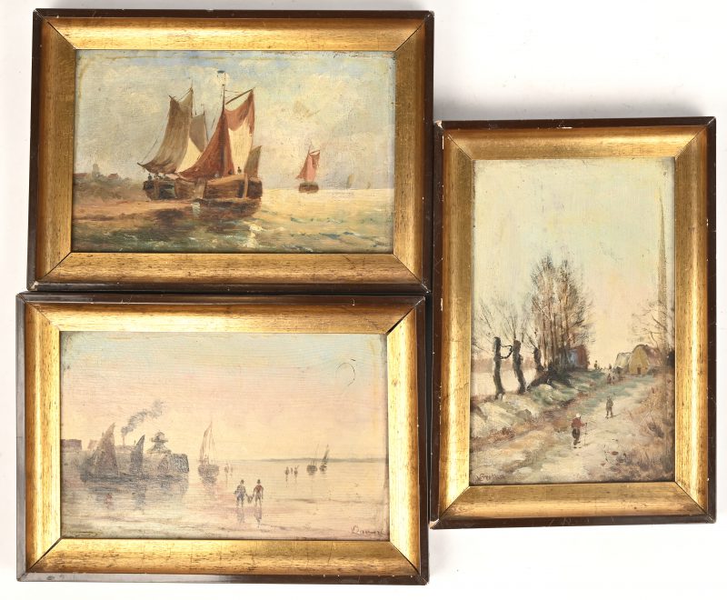 ‘Winters landschap’ en ‘marines’. Een lot van drie olieverfschilderijtjes op paneel. Naar de 19e eeuw. Getekend.