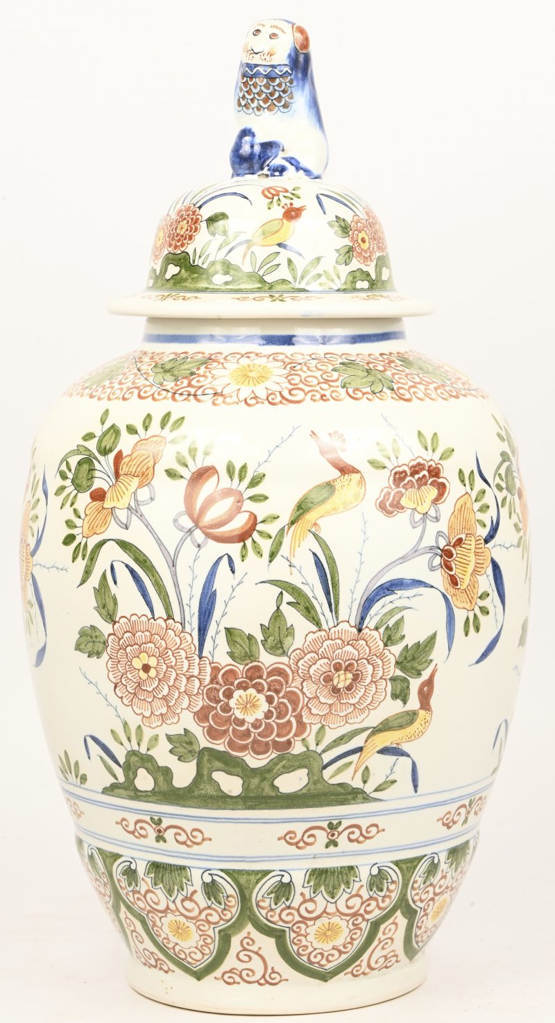 Een Boch dekselvaas met bloemendecor en een leeuw als dekselknop.
