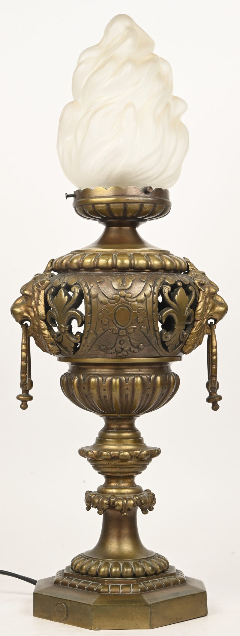 Een bronzen tafellamp met glazen blaker in de vorm van een vlam. Gemerkt; Luppens & Co.