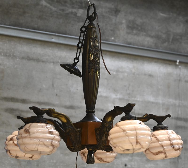 Een Art Deco hanglamp met gemarmerde glazen blakers. 1 blaker heeft enkele bartjes en een stukje is manco.