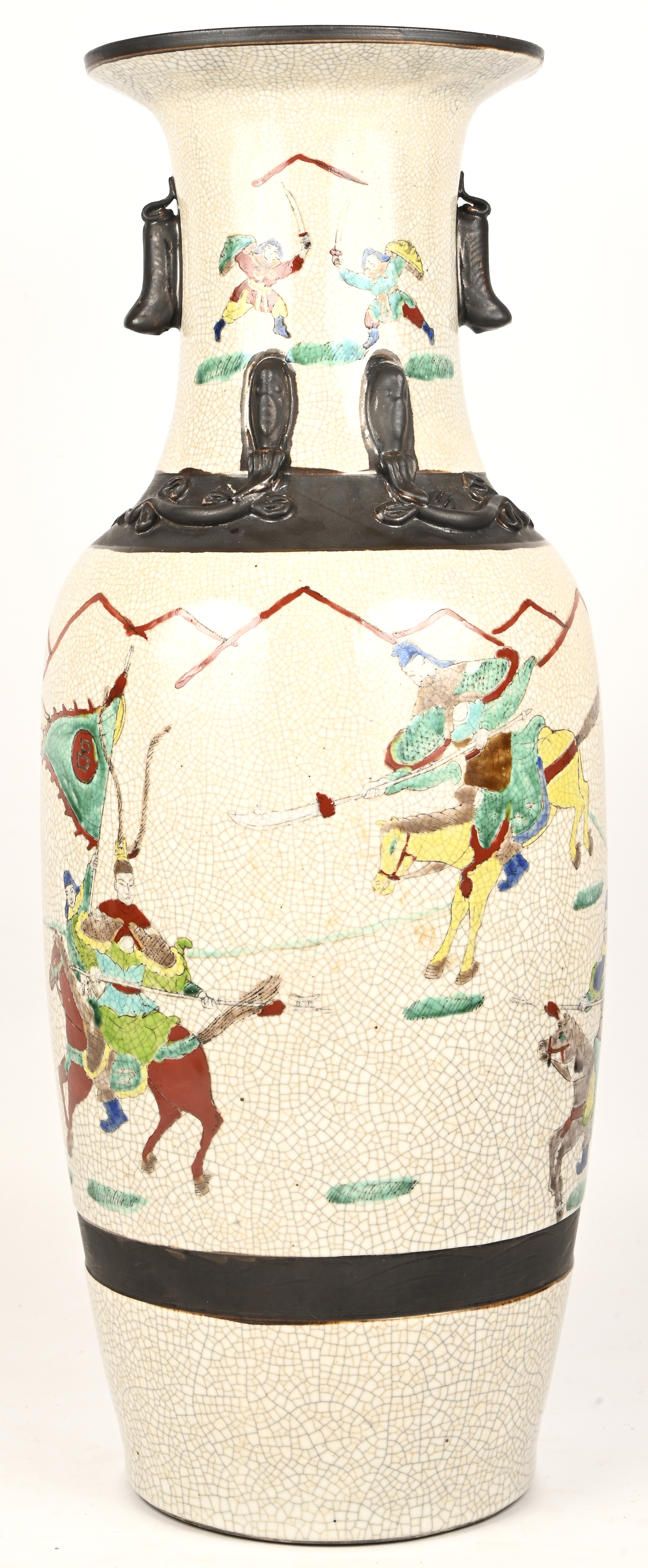 Een grote Nanking vaas met een decor van krijgers Een grote Nanking vaas met een decor van krijgers.