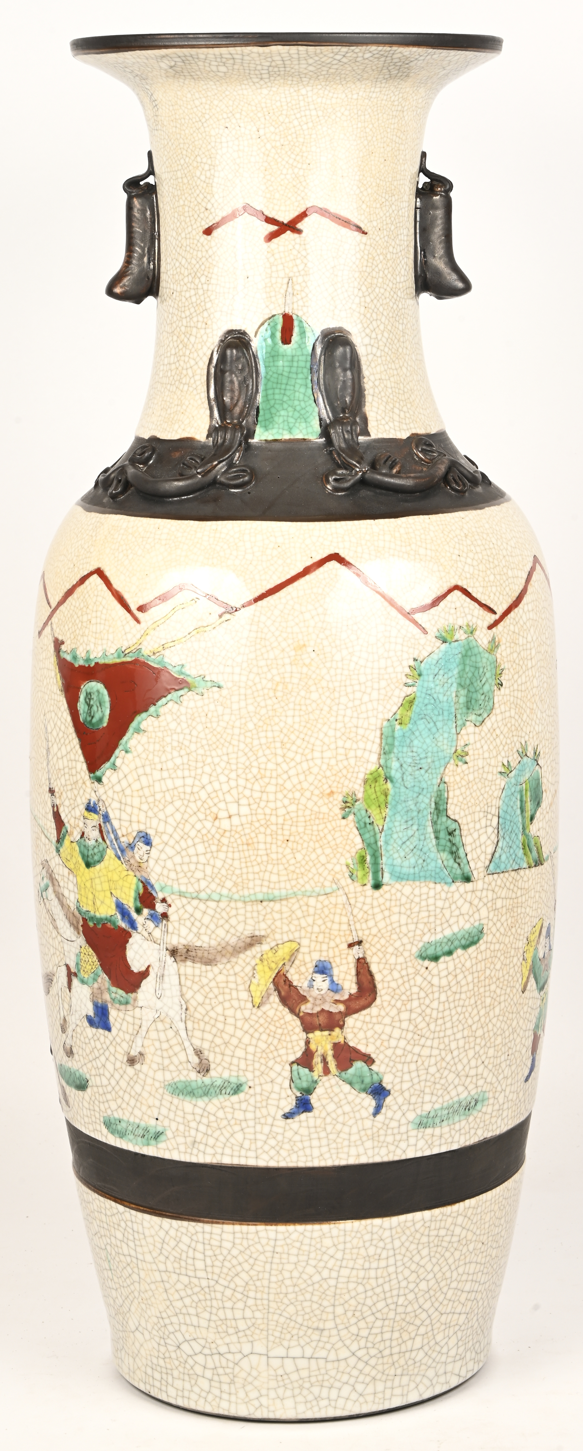 Een grote Nanking vaas met een decor van krijgers Een grote Nanking vaas met een decor van krijgers.