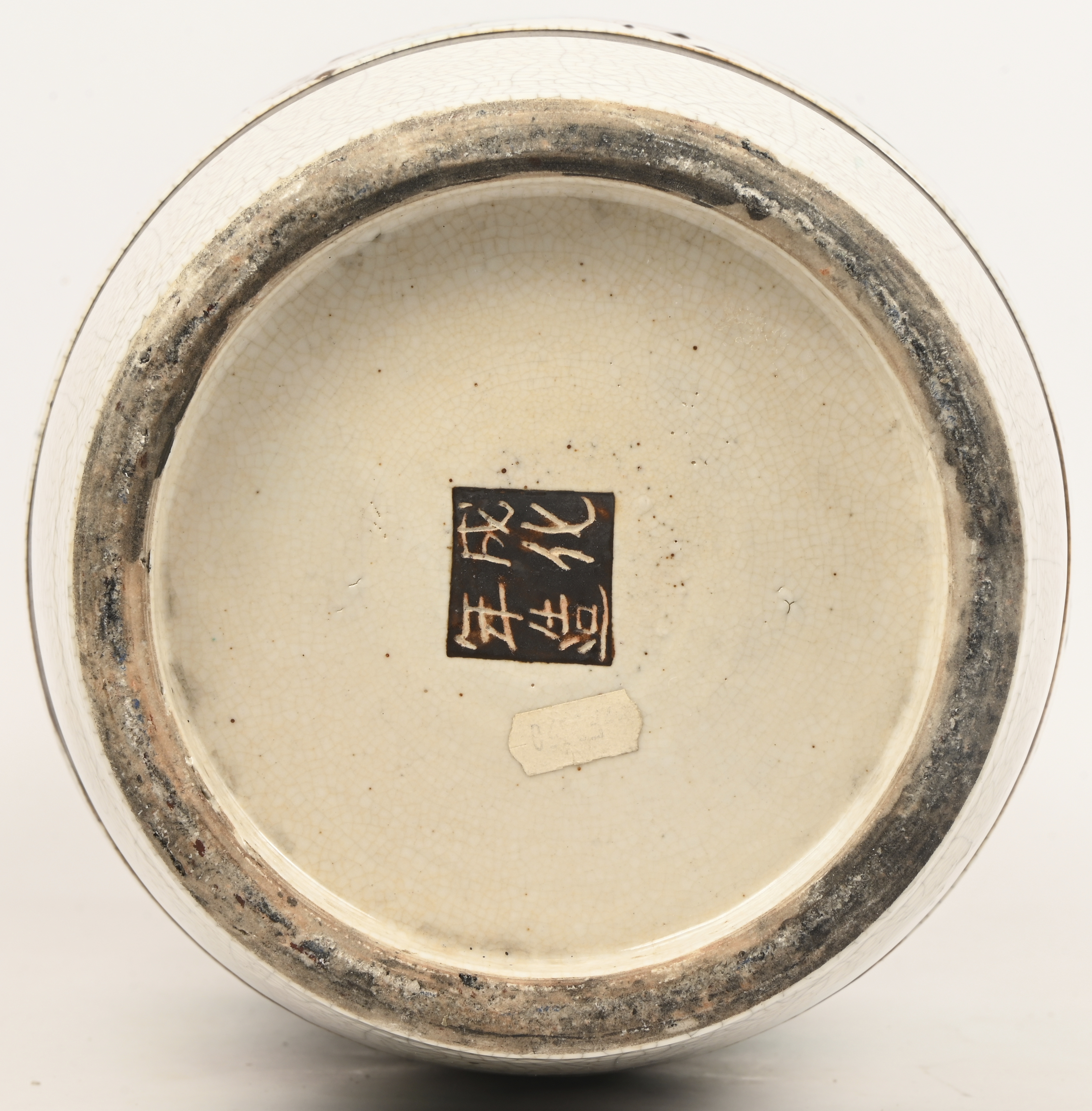 Een grote Nanking vaas met een decor van krijgers Een grote Nanking vaas met een decor van krijgers.