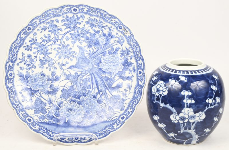 Een sierbord van blauw-wit Chinees aardewerk. Toegevoegd een bolvormige vaas.