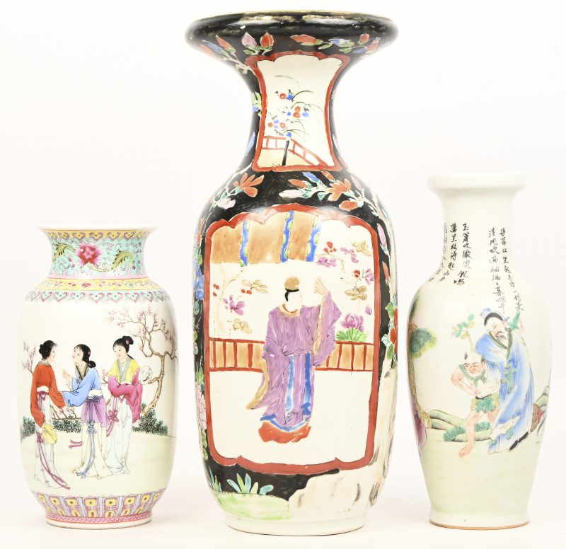 Een lot van drie vazen van meerkleurig Chinees porselein.