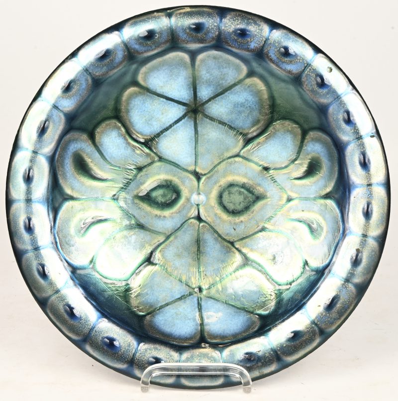 Een geglazuurd metalen bord met abstract decor. Achteraan gesigneerd Cellini. Rame D’arte, Pesaro Italie.