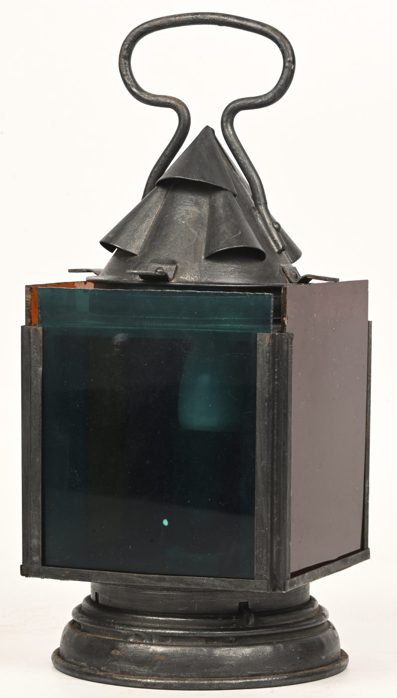 Een oude metalen treinlamp.