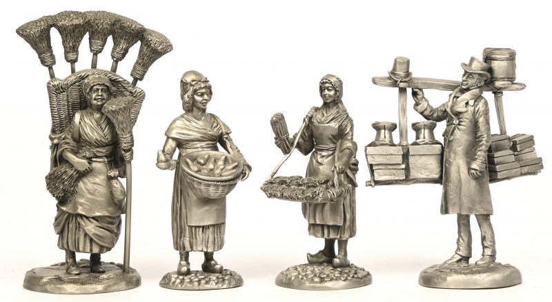 Een set van vier tinnen beeldjes. ‘Le marchand de cartons’, ‘La marchande d’asperges’, ‘La marchande de poires cuites’ en ‘La marchande de balais’. Gemerkt; LMF.