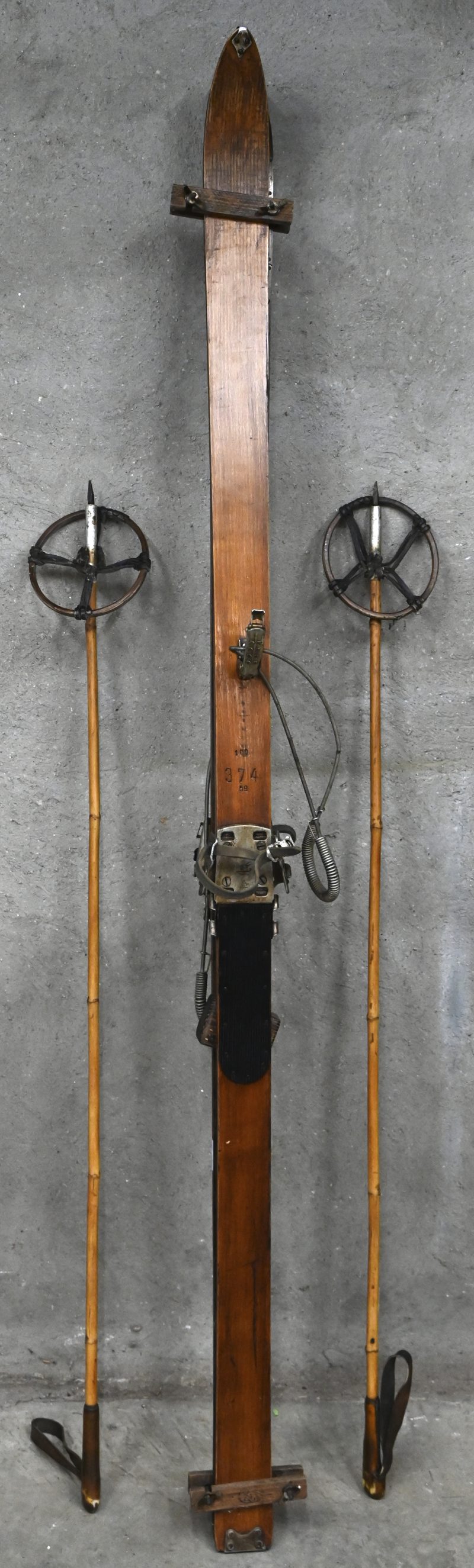 Een paar vintage ski’s gemerkt Inselberg, gedateerd ‘59. Met bijgevoegde bamboe stokken.