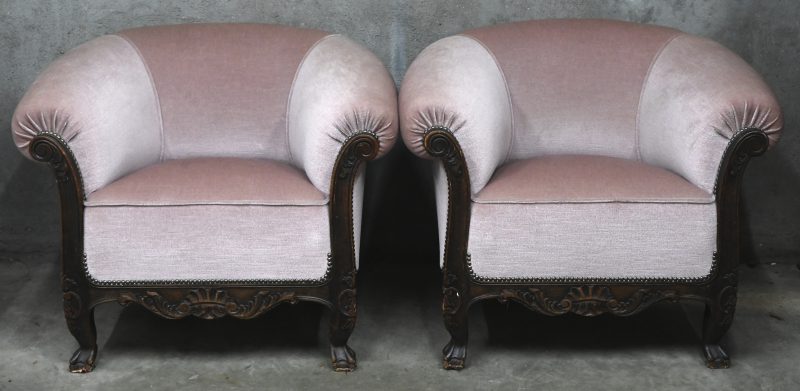Een set van 2 clubzetels, gesculpteerd hout en roze velours bekleding.