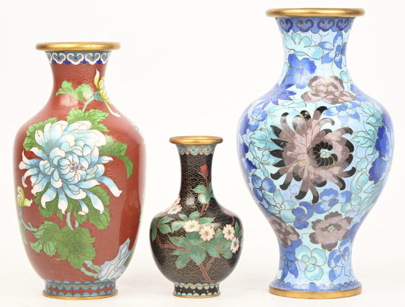 Een lot van drie cloisoné vaasjes.