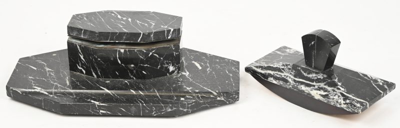 Een inktstel en vloeipapierhouder van zwart marmer. De glazen inktpotjes zijn aanwezig maar hebben veel schade.