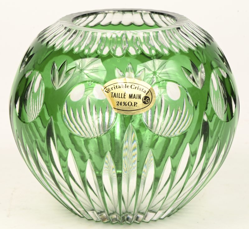 Een kristallen bolvaasje, groen in de massa gekleurd.