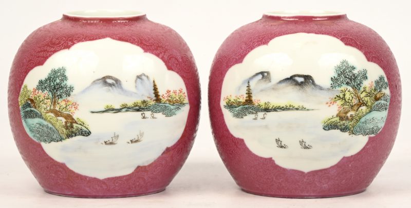 Een set van 2 Chinese porseleinen bolvaasjes met landschapstaferelen gedecoreerd.
