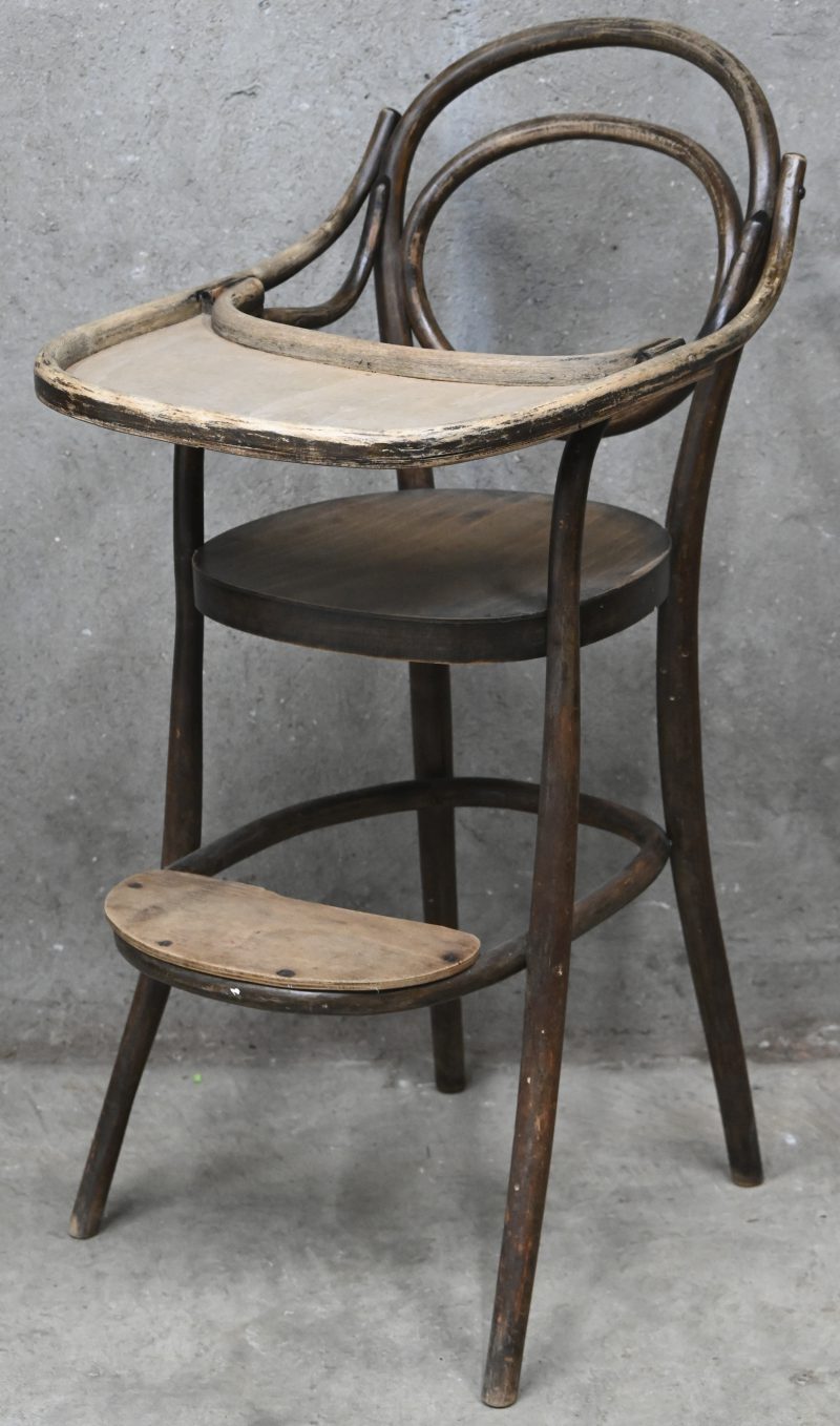 Een bentwood kinderstoel in Thonet stijl, gemerkt met label: Taymans, Antwerp.