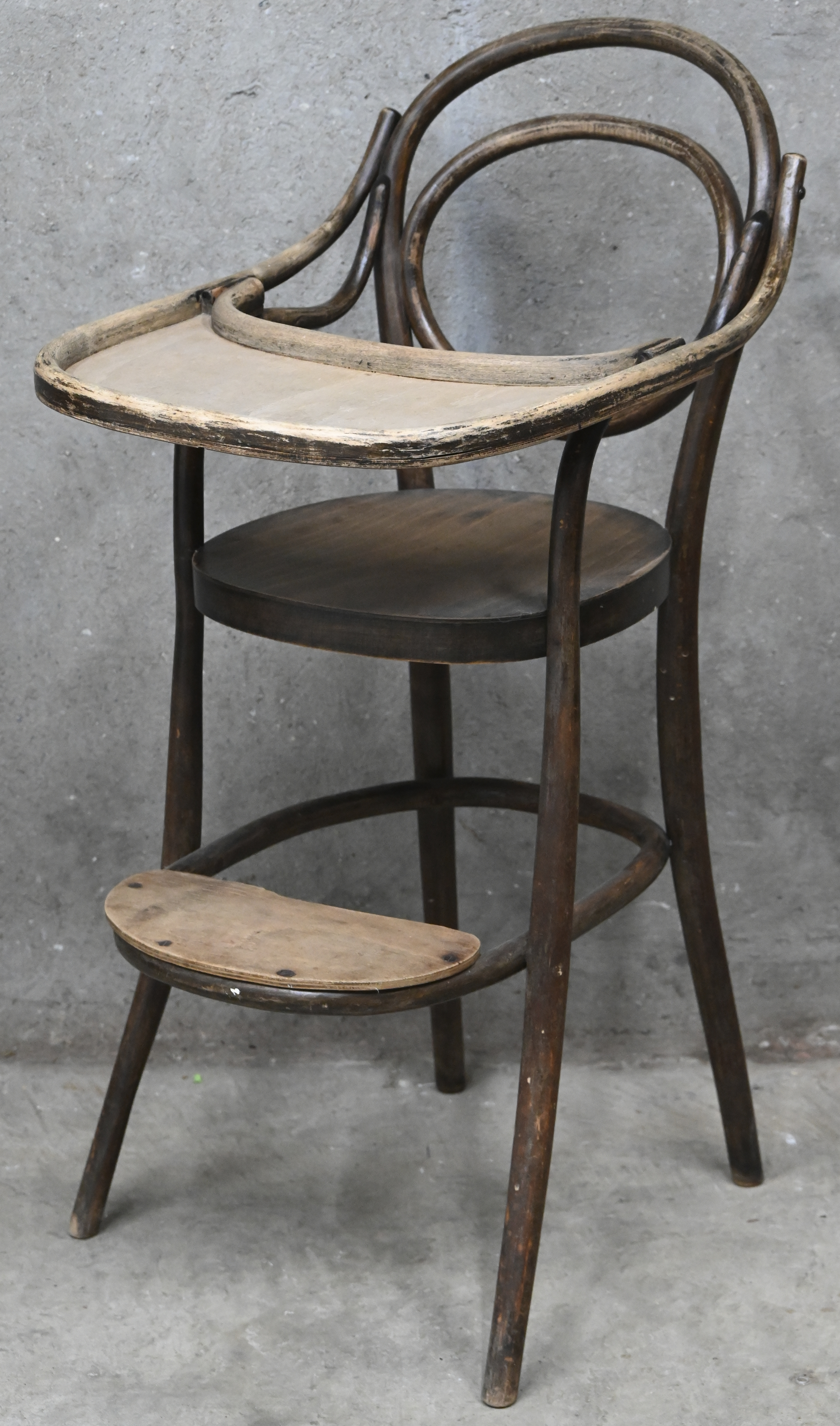 Een bentwood kinderstoel in Thonet stijl, gemerkt met label: Taymans, Antwerp Een bentwood kinderstoel in Thonet stijl, gemerkt met label: Taymans, Antwerp.