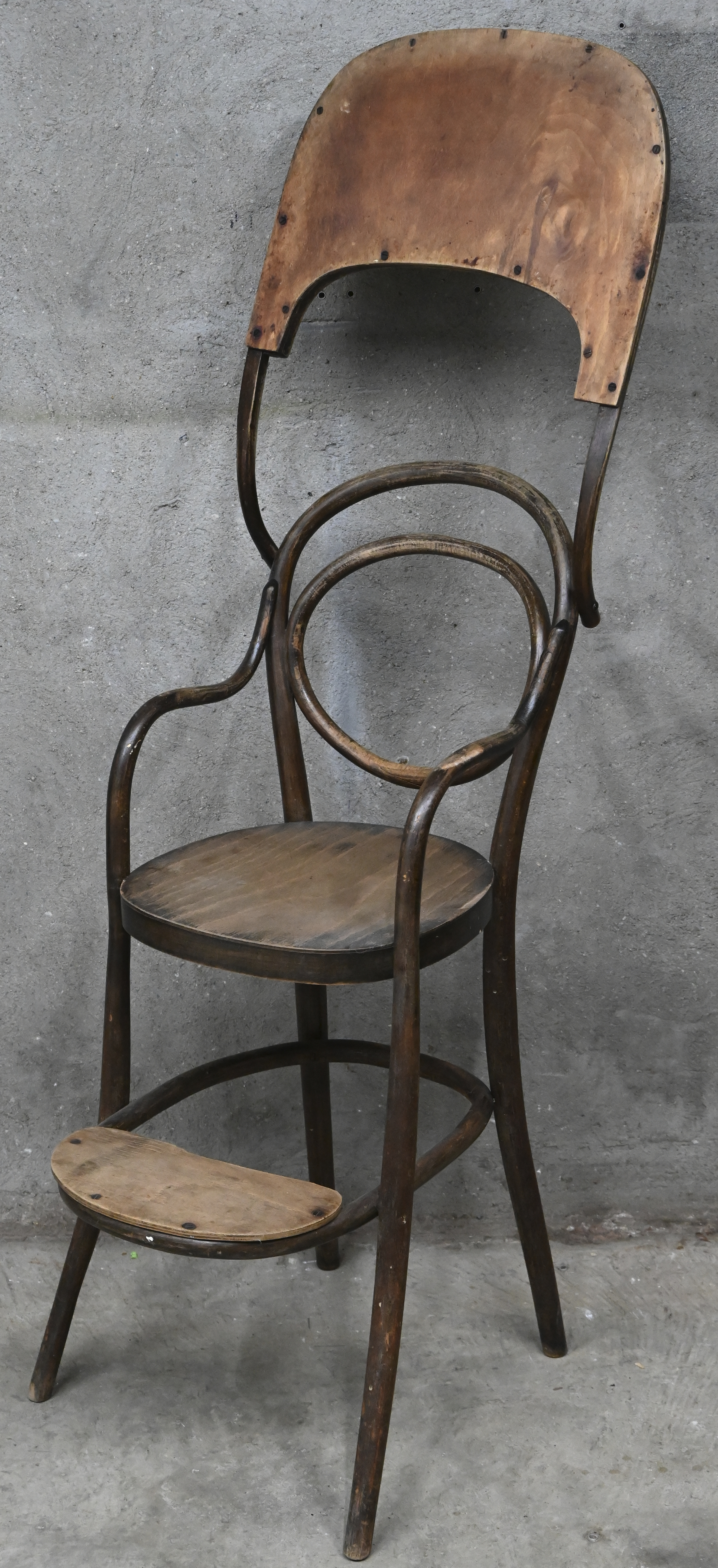 Een bentwood kinderstoel in Thonet stijl, gemerkt met label: Taymans, Antwerp Een bentwood kinderstoel in Thonet stijl, gemerkt met label: Taymans, Antwerp.